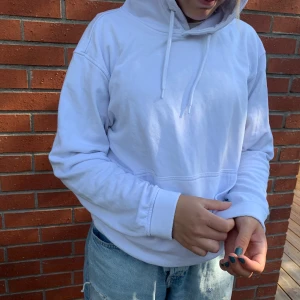 Vit hoodie Weekday  - Hoodie i s från weekday, använd ofta men inte nopprig eller liknande. Inte jätte tjock hoodie men en tjock snygg luva. Säljes pga köpt en annan med annan passform. Du står för frakten:)