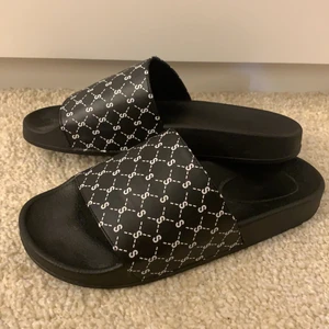 Tofflor - Fina, oanvända tofflor i bra skick. Storlek 40, men passar 38/39. Köparen står för frakten. Fraktar endast.