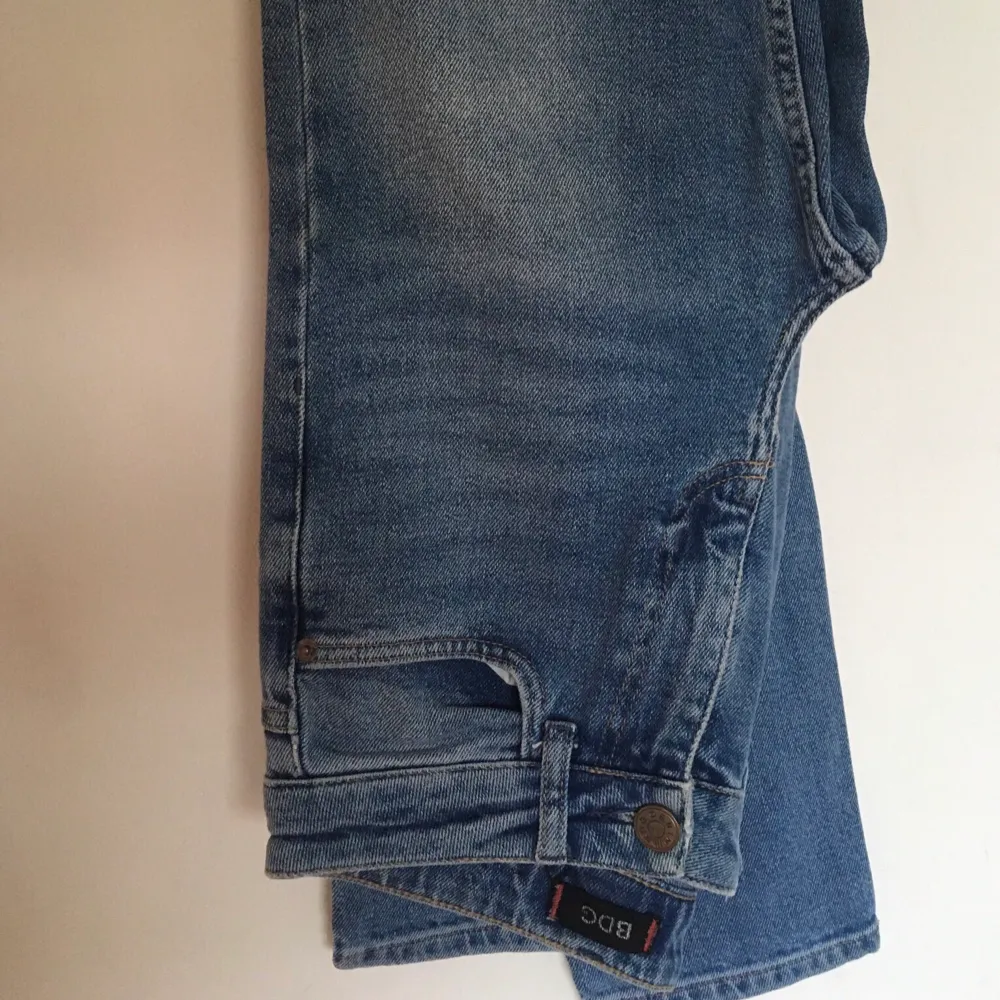 Jeans från BDG köpta på urban outfitters! Väldigt bekväma men är numera försmå för mig. sällan använda!. Jeans & Byxor.