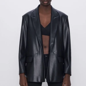 Skinn kavaj - Säljer min fina skinneffekt kavaj! Köpt på zara för fem månader sen för 800kr💕använd Max 5 gng och är i ett jätte bra skick! Kontakta mig för fler bilder💜