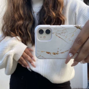 Stickad vit tröja  - Vit stickad tröja med lite ballongarmar från NAKD i storlek M, jättemysig nu till hösten, skriv för mer bilder och köparen står för frakten<3 