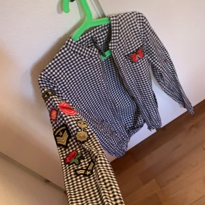 Kofta  - en jätte snygg kofta kan oassa med flera kläder och är skön har knappt användt den , den är i storlek S men passar ändo i xs 