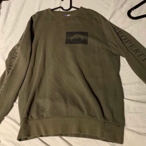 Sweater - Snygg sweatshirt med trycket ”property of no one” på båda armar, bra skick! Skriv bud⚡️