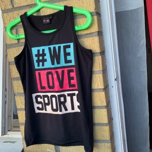 träning shirt  - Jätte fin och knappt användt den är i storlek S men passar också till M 