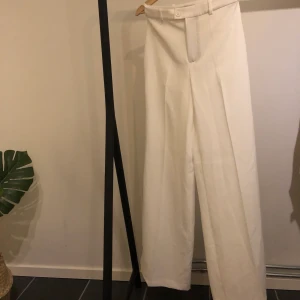 Zara kostymbyxor - Helvita kostymbyxor ifrån Zara i storlek S. Byxorna är långa i benen men passar knappt på mig som är 176 cm. Nypris ligger på 359:- men säljer för 100:- (+ frakt om nödvändigt)