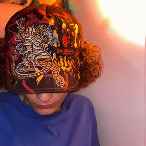 Snygg keps - Skit cool red monkey keps från LA. Riktigt fin kvalite för att vara en keps med läder på insidan. Den är snapback alltså passar alla. Kan gå ner i pris för snabb affär! 