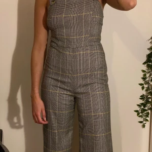 Rutig jumpsuit - Jumpsuit i storlek 36 (small) från primark, passar dock mig som är 172 och brukar ha medium. Inga skador eller fläckar. Priset är alltid diskuterbart. Jag kan mötas upp i Stockholm innanför tullarna men om du vill ha plagget skickat så står du för frakten.💗