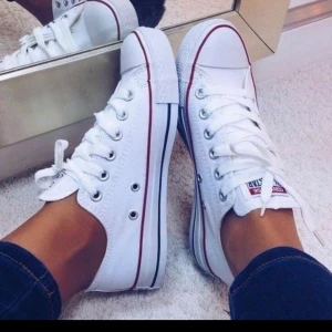 Vita Converse  - Super fina vita Converse i väldigt bra skick. Fler bilder finns