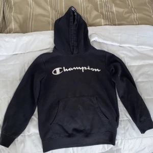 Champion hoodie - Säljer min champion hoodie i storlek L men passar mer en xs/s, då den är ganska liten i storleken. I fint skick.