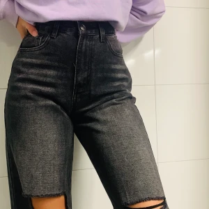 Stora svarta snygga jeans med hål🤩 - Aldrig använda på grund av att dom är lite för långa för mig! Är 1,58 och byxorna är i 34. Sitter otroligt bra i midjan och snygga där fram!❤️ Buda över 150 (ordinarie pris 399 kr) (Står ej för frakten)