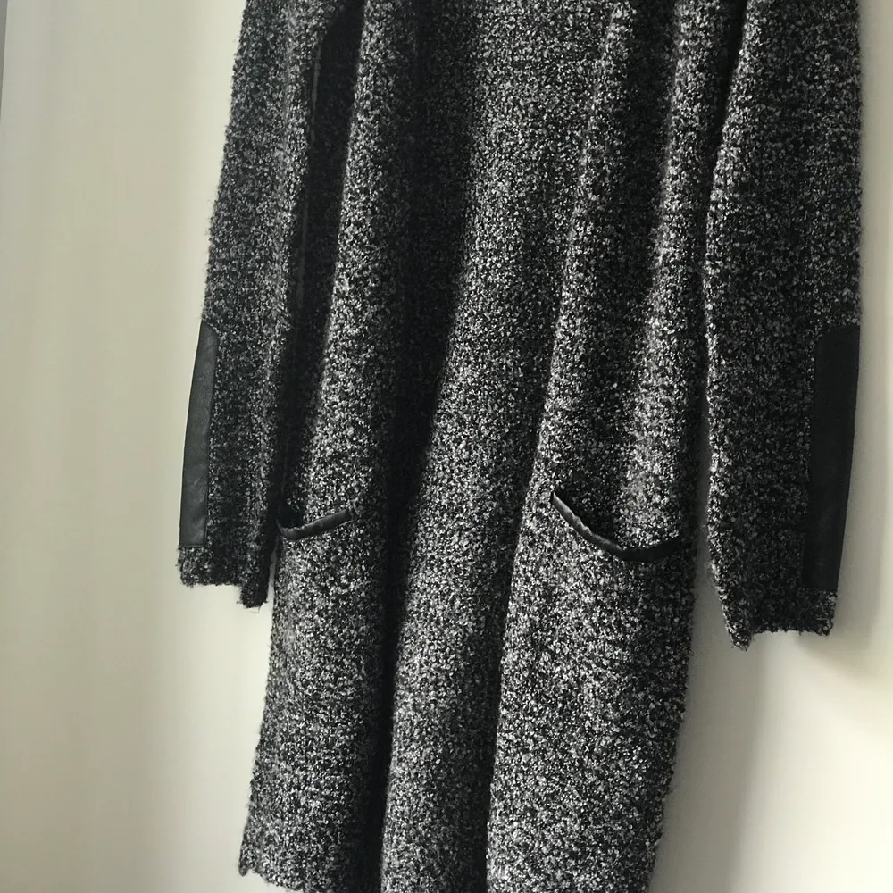 Fin stickad cardigan i längre modell från HM. Två fickor fram med läder detalj och läderdetaljer på armarna! Är i storlek 170 men skulle säga att den passar S/M också. 🤍🖤. Tröjor & Koftor.