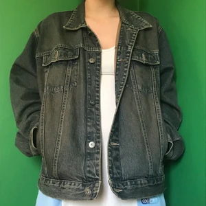 Jeansjacka  - Super snygg ocersized jeansjacka. Köparen står för frakten 