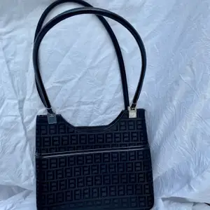 Snygg svart väska med fendiinspirerat mönster :)