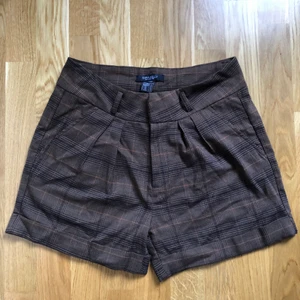 Bruna rutiga shorts Sara Kelly - Bruna rutiga shorts från Sara Kelly. Storlek 36. Använda endast en gång. 