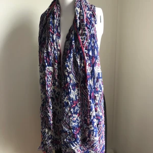 Scarfar från Noa Noa - Fina scarfar från Noa Noa. 100 kr styck. Vid köp av flera kan pris diskuteras. 