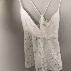Abercrombie topp med blommor storlek M - Liten vit topp med söta blommor