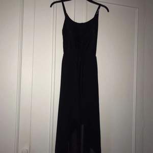 En ganska ok svart klänning , använt 1 gång:)