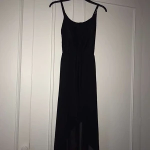 Fin klänning:) - En ganska ok svart klänning , använt 1 gång:)