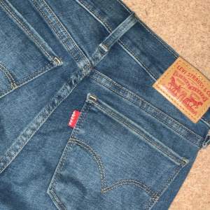 Nästan helt oanvända jeans ifrån Levis i storlek 24. Säljer pga har 2 st likadana. Köparen står för frakt. Kan gå ner i pris vid snabbköp