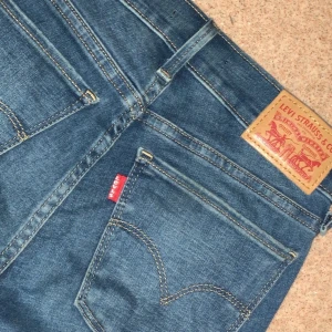 Levis 710 superskinny - Nästan helt oanvända jeans ifrån Levis i storlek 24. Säljer pga har 2 st likadana. Köparen står för frakt. Kan gå ner i pris vid snabbköp