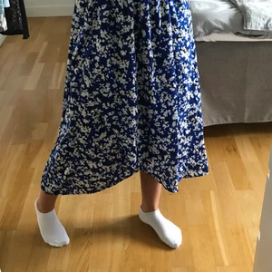 Blommig kjol - Gullig omlottkjol från Gina tricot i storlek XS. Använd endast ett fåtal gånger så fortfrande i bra skick. Köparen står för frakten 😊