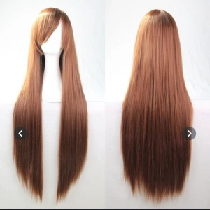80 cm lång brun peruk - Säljer denna 80 cm långa bruna peruk med lång lugg då jag inte använder den. Perfekt till cosplay! Hårnät medföljer ej.
