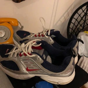 Vintage skor - Säljer ett par rikigt coola vintage skor. De är i strl 43 men passar bra på mig som har 41!! Fint skick köpt second hand för över 200 kr använd fåtal gånger! Fraktar endast (köparen står för frakten på 63kr)