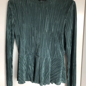 Grön topp - Använd 1 gång men trivs inte i modellen. Den är något större och ska egentligen sitta åt lite i midjan men på mig gör den inte det. Annars älskar jag denna färgen! 