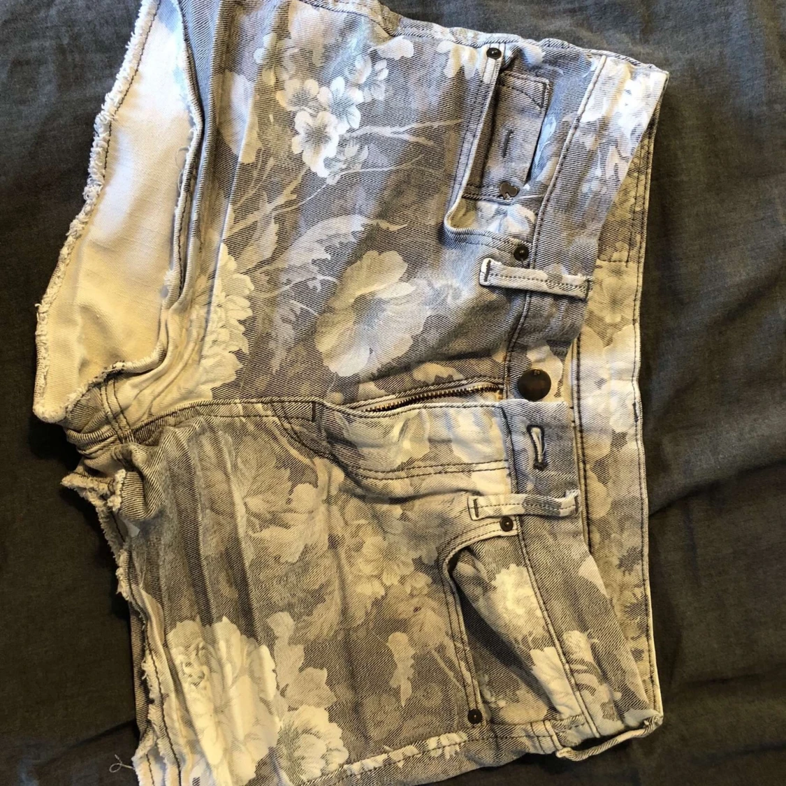 Grå blommiga shorts