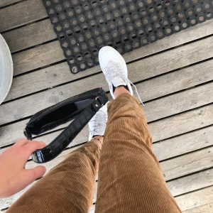 Manchesterbyxor - Supersnygga gammaldags byxor 70/80 tal från hm   Jätte bekväma och älskar dom men dom är for korta då jag har långa ben och kortare överkropp💕🥺🌻 