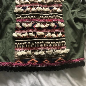 Zara jacka - Grön tunn jacka med coolt mönster i ryggen från Zara. Säljer pga att den ej kommer till användning längre. En extra knapp kommer med ☺️