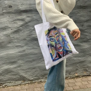 Tygväska - Äger hobbyverksamheten ”FEMME” där jag säljer egendesignade tygväskor. Skicka pm för frågor eller beställning 💕                                                           frakt 🚚: 33kr. Spårbart 49kr.                           Hemsida: Femmesweden.com          