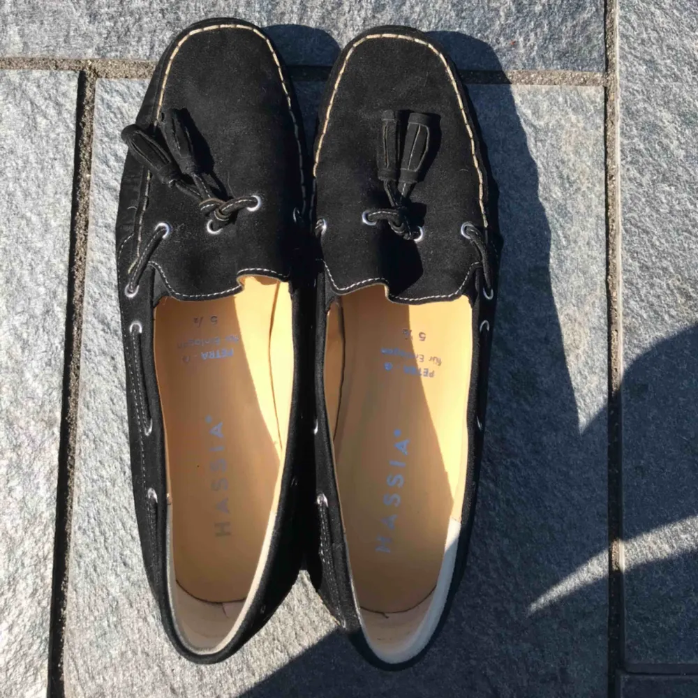 Jättefina svarta mocka skor som är knappt använda. Inget är slitet eller förstört , prislappen är kvar. Original pris 150 euro . Skor.