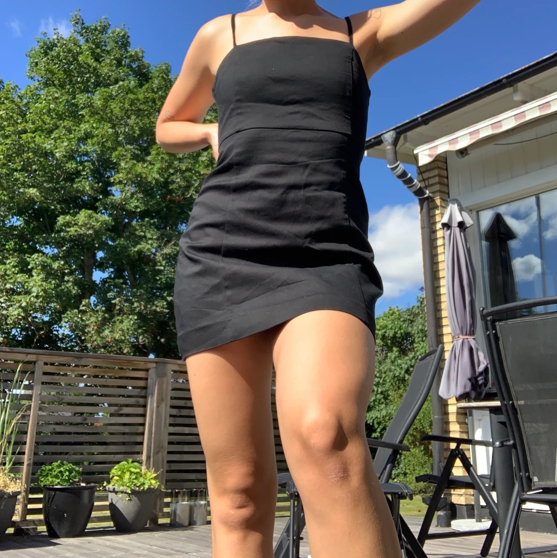 Perfekt kort svart klänning från monki