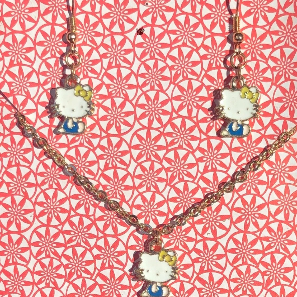 Hello Kitty örhängen och halsband!