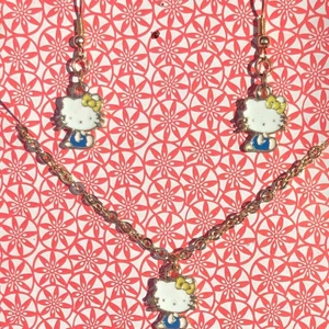 Hello Kitty örhängen och halsband! - NICKELSÄKERT!!!! Supergulligt hello kitty smyckesset! Frakten är gratis och priset för setet är 120:-      Endast halsbandet: 75:- Endast örhängena: 60:-  