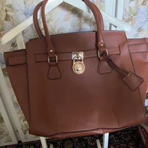 Väska! - Jätte fin och bekväm väska att ha till vardags! Väskan är jätte bra skick och knappt använd då jag bara använt den fåtal gånger! Märket är Micheal Kors! 