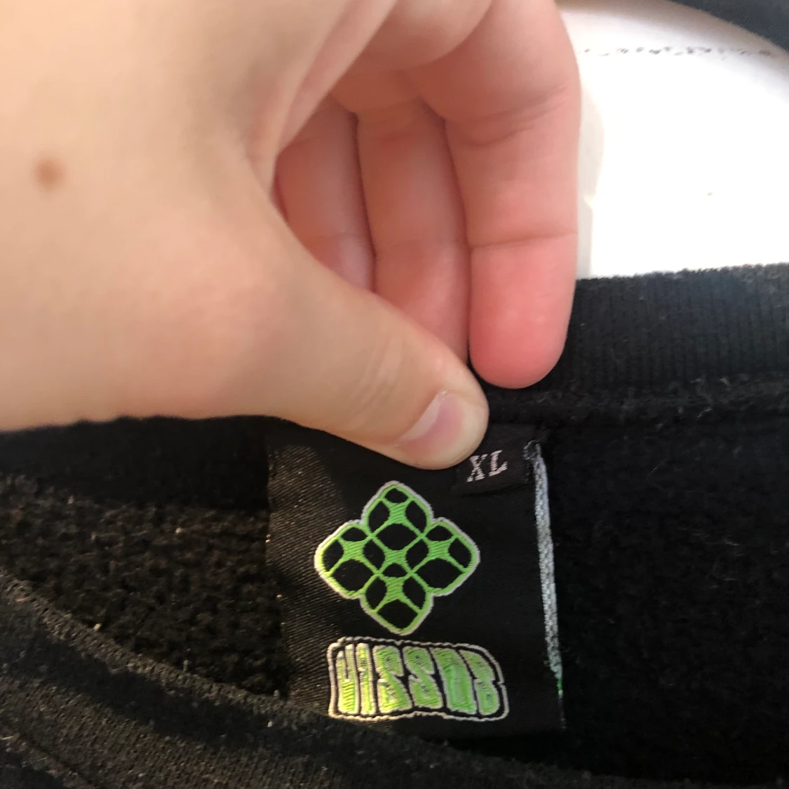 Svart tröja med tryck - 91