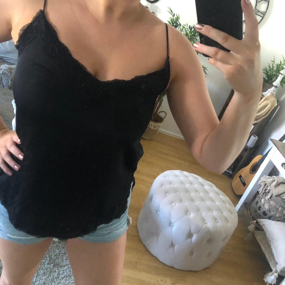 Svart linne med smala axelband