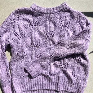 Stickad tröja  - Stickad tröja i så fin lila färg! Länge varit en favorit 