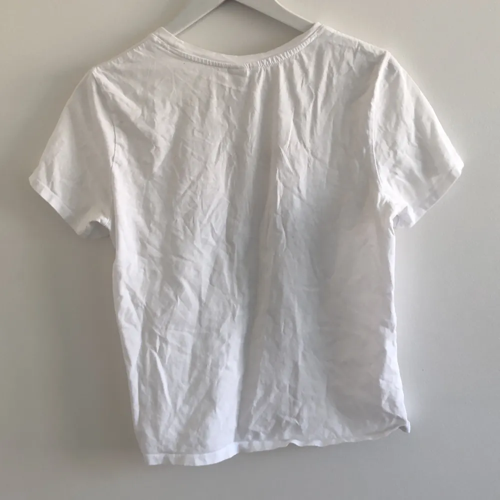 Basic vit tshirt med ett ballt tryck. Köpte från H&M i storlek S. Frakt ingår ej i priset. T-shirts.