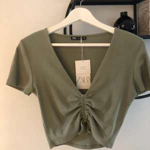 Croppad top - Oanvänd crop top, prislapp kvar. 