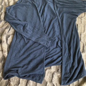 Kofta - DÅLIG BILD!! En blå kofta som går över rumpan i super skönt material mycket finare på en på bild