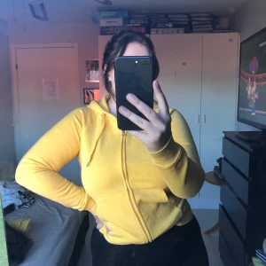 Cubus sett - Ett gult sett från Cubus, hoodie och byxor säljer även med ett par svarta mjukisbyxor som också är från cubus. Hoodien: strl M Båda mjukisbyxor: strl M