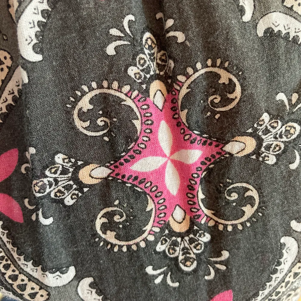 Tunika med 3/4-ärm som är lätt utsvängd. Längd: 90 cm. Storlek 3 = L. Grå med vit/rosa mönster. Maskintvätt 30 grader. Passar fint till jeans. Om den ska skickas på posten tillkommer fraktkostnad. . Puserot.