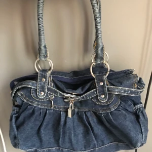 Jävligt snygg jeans handväska - En helt oanvänd jeans handväska med ett lås och en nyckel på.så jävla snugg men jag har för många väskor,pris kan diskuteras,om fler är intreserade blir de budgivning💕💕inte så fyrkantig som på bilden 