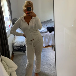 Vitt Mjukisset - Vitt mjukisset från Gina. Storlek M på byxorna och S på koftan. Jättebra skick använd fåtal gånger. Hela settet för 300kr