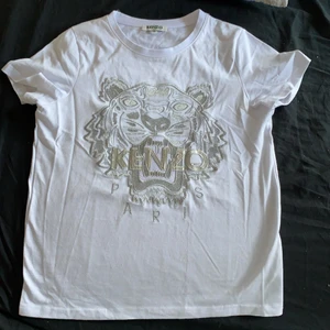 kenzo T-shirt  - Bra skick, använd endast en gång pga inte min stil. 