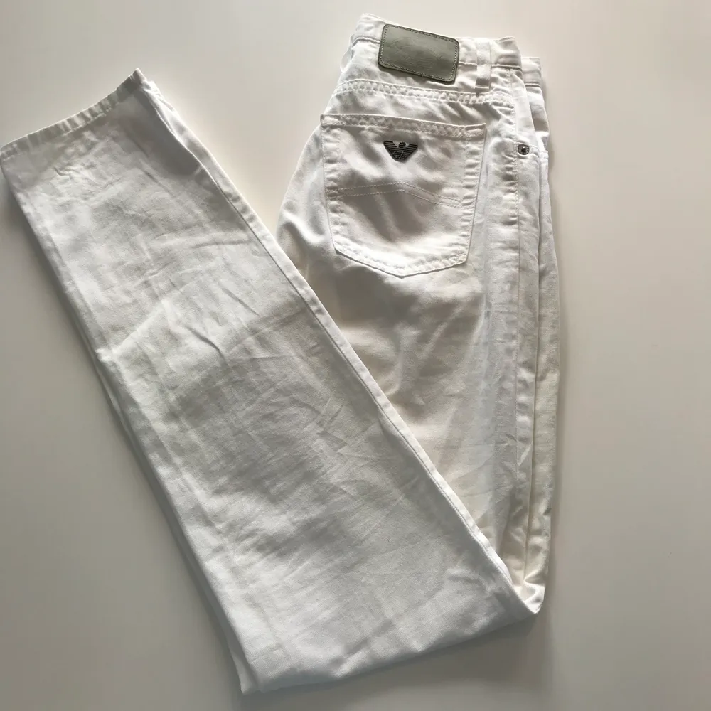 Super snygga jeans från Armani, tyvärr inte kunnat använda dom eftersom att dom är lite för små på mig. Originalpriset är 1799kr. Priset kan såklart diskuteras och frakten ingår i priset! 🥰🥰. Jeans & Byxor.