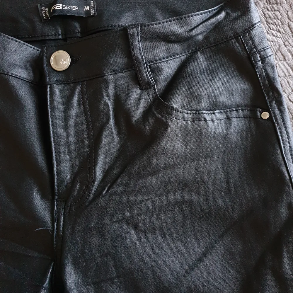 Black coated super skinny trousers - worn once.. Jeans & Byxor.